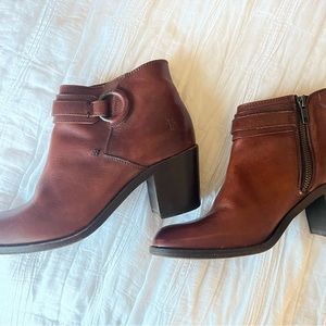Gorgeous Frye Brown Booties